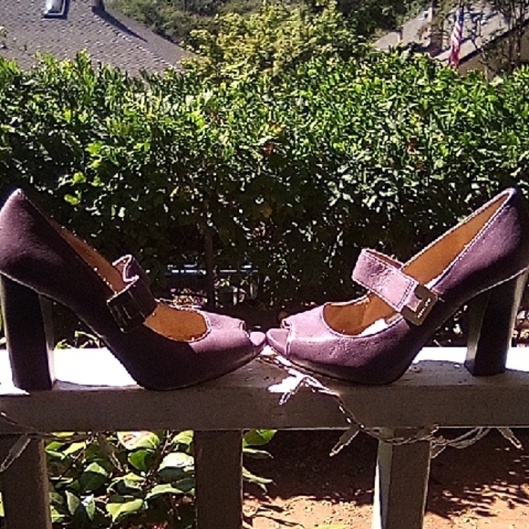Michael Kors Peep Toes High Heel Shoes With Gold Hardware Buckle. size 6.5M - Picture 1 of 9